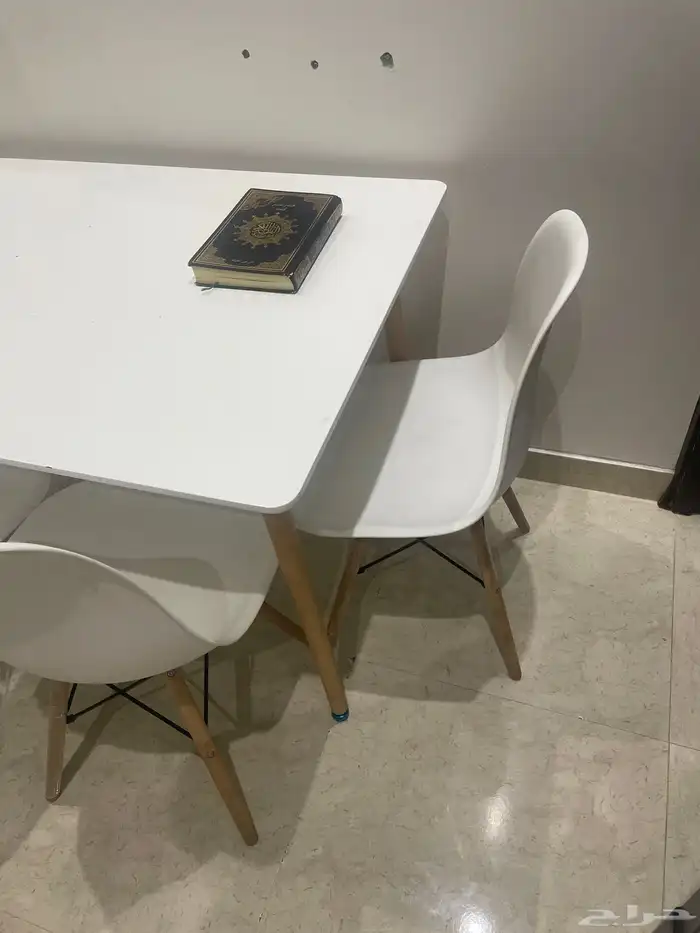 ثلاجه و طاولة طعام و كواية كهربائية 2