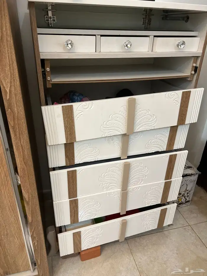 مكيف شباك5 وسرير مزدوج وتسريحة. وطاولة شاشه. وكنب حرف ال 2