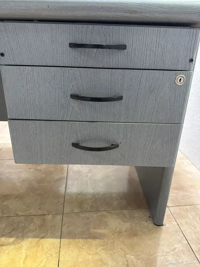 للبيع طاولة مكتب مكسور الدرج الاول بس البيع ب100 2