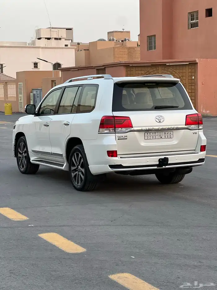 لاندكروزر 2019 فل كامل تورينق 12