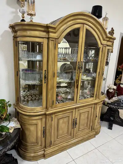 طاولة سفرة مع بوفيه عرض فاخر للبيع بسعر رمزي index
