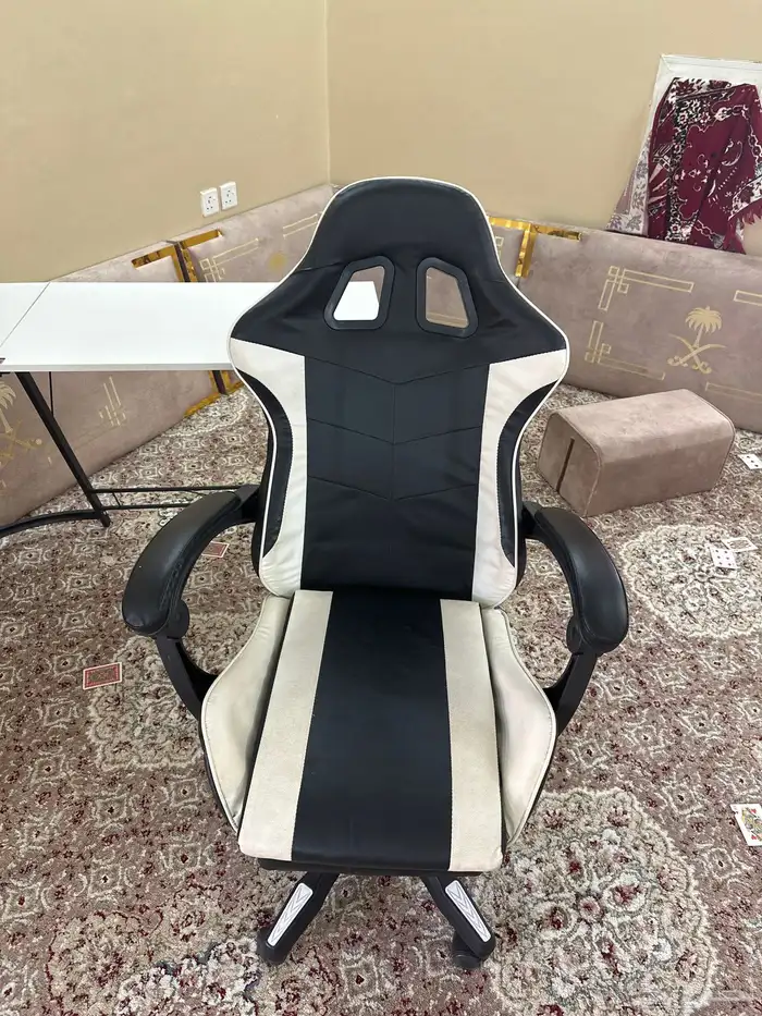 كرسي قيمنق جلد و طاوله L 2