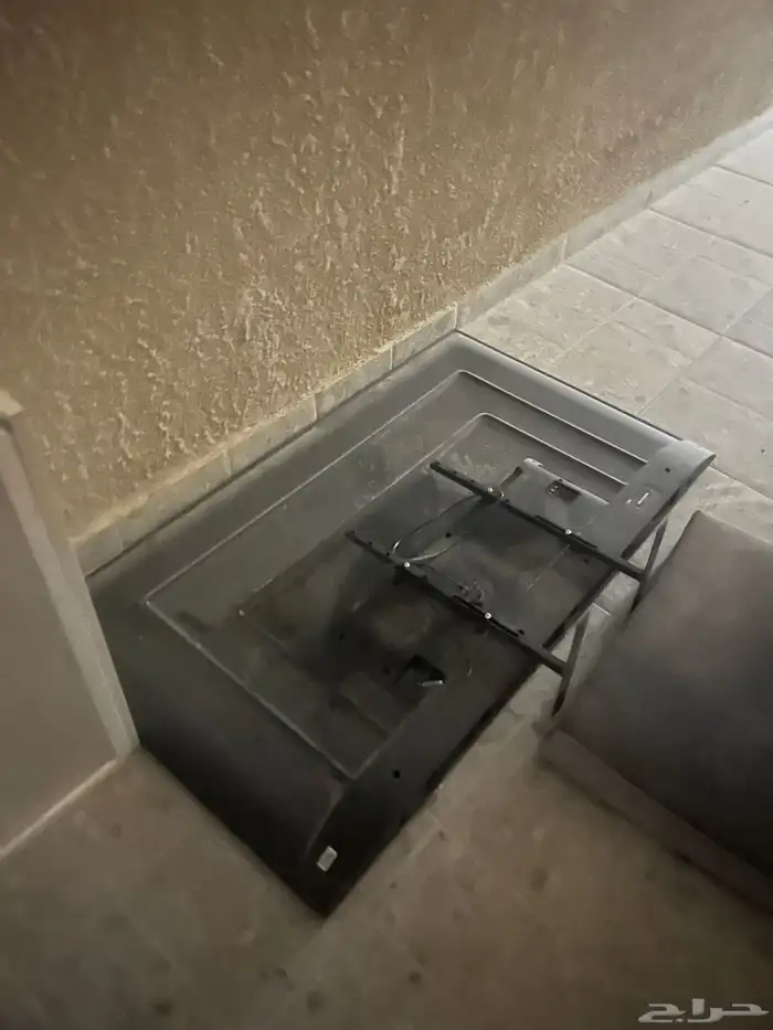 مكيف صحراوي وشباك المنيوم كبير وتلفزيون 65 بوصة 0