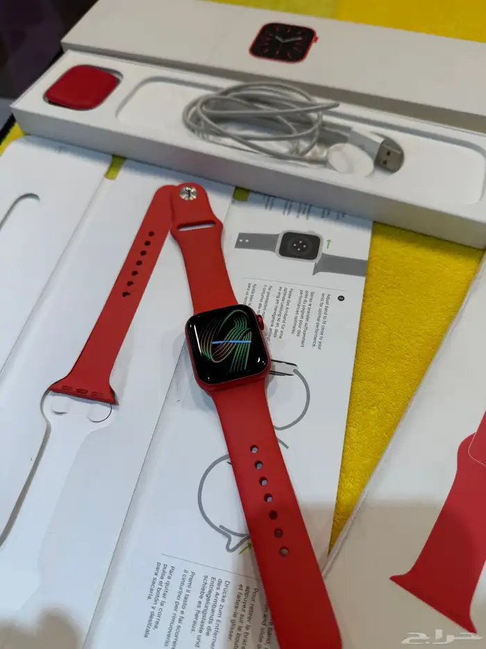 ساعة ابل سريس 6 مقاس 40 مع كرتونها وكامل اغراضها 3