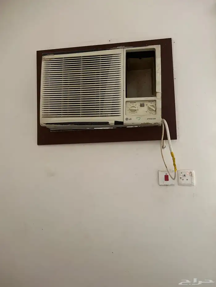 مكيف شباك5 وسرير مزدوج وتسريحة. وطاولة شاشه. وكنب حرف ال 0