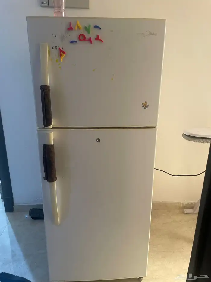 ثلاجه و طاولة طعام و كواية كهربائية 3