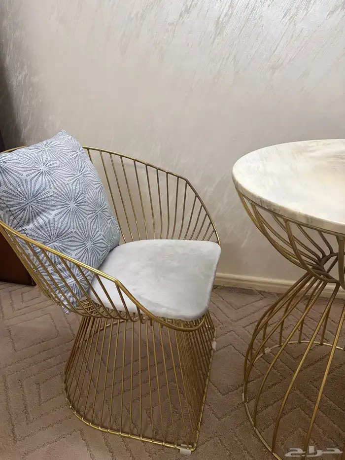 طاولة مع عدد 2 كراسي 1