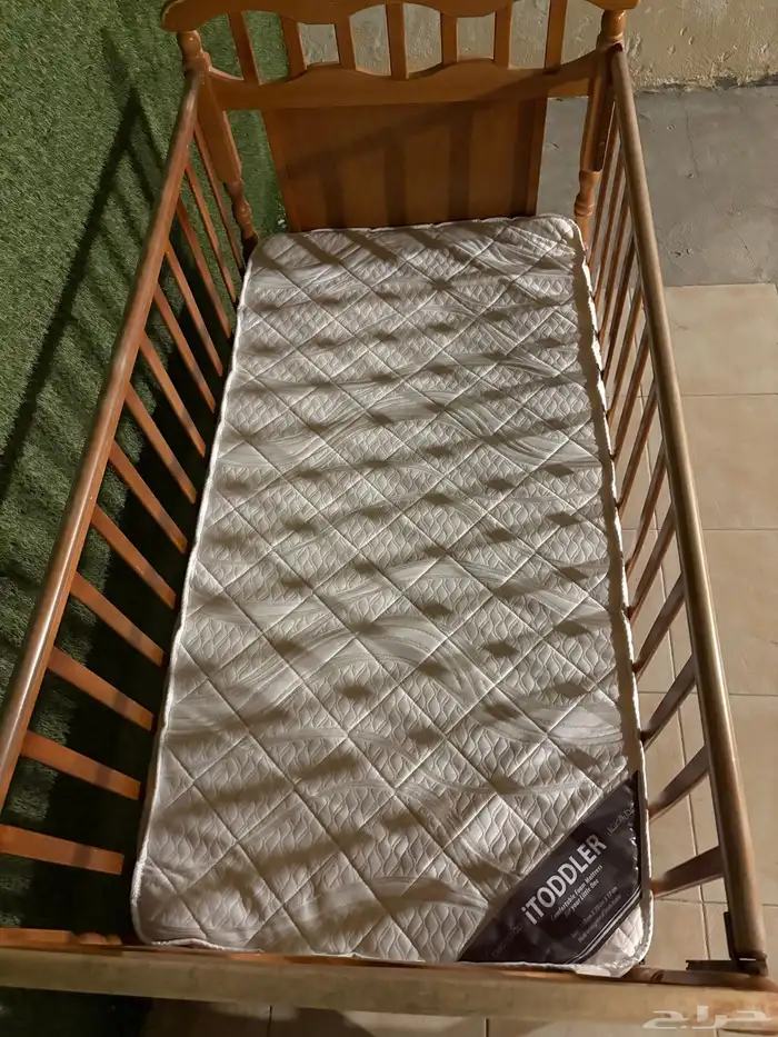 سرير أطفال للبيع مع مرتبة 1