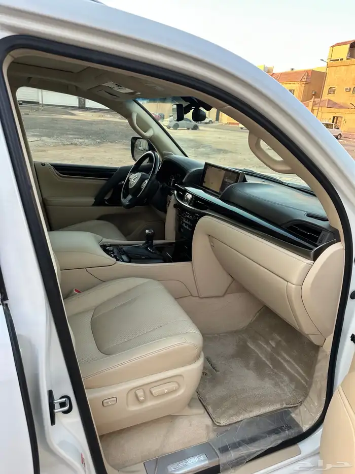 جيب لكزس 2018 LX570 سعودي ممشى قليل ( مخزن ) . 32