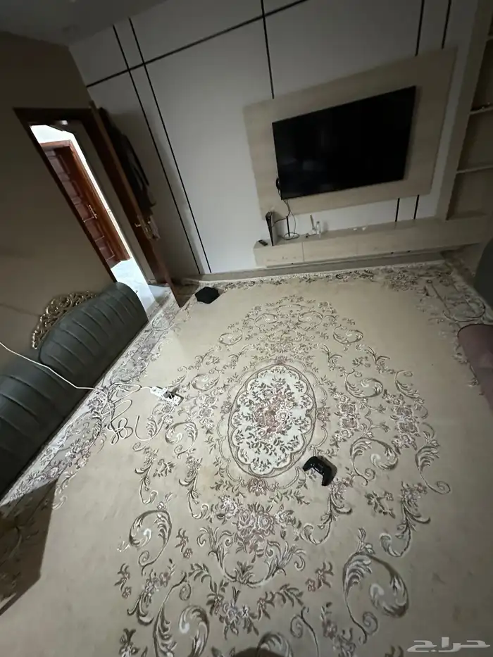 طاولة ضيافه كبيره زجاج مع اطار ذهبي   زوليه او سجاد  وكنب 1