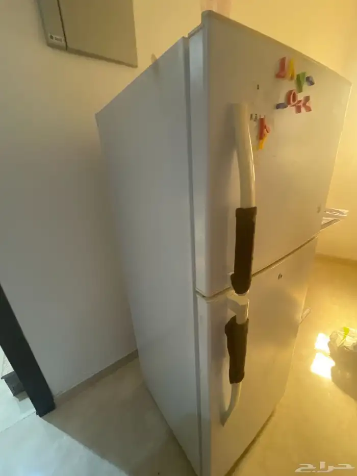 ثلاجه و طاولة طعام و كواية كهربائية 4