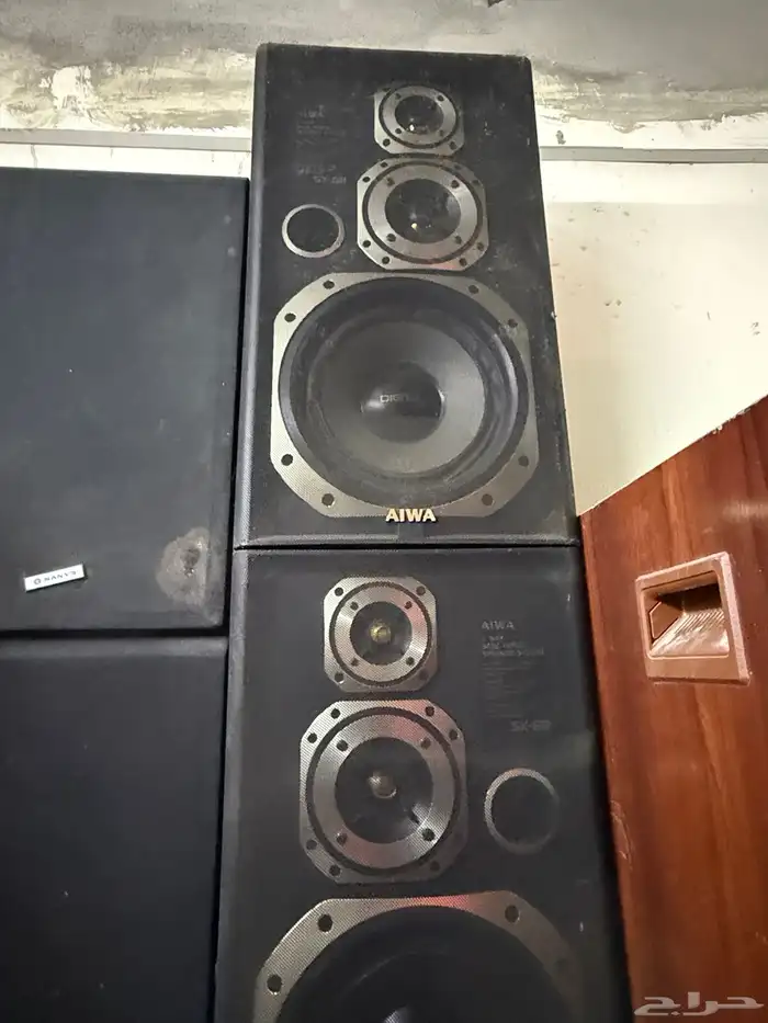 للبيع سماعات نظيفة جدا خشب 1