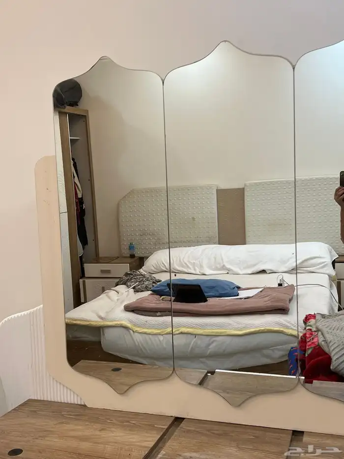 مكيف شباك5 وسرير مزدوج وتسريحة. وطاولة شاشه. وكنب حرف ال 3