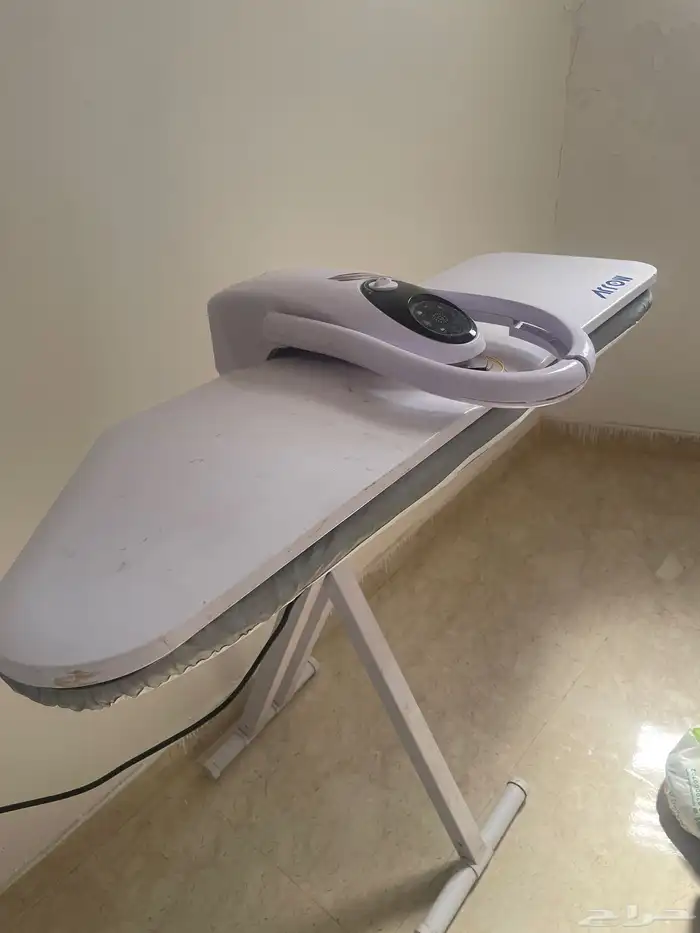 ثلاجه و طاولة طعام و كواية كهربائية 7