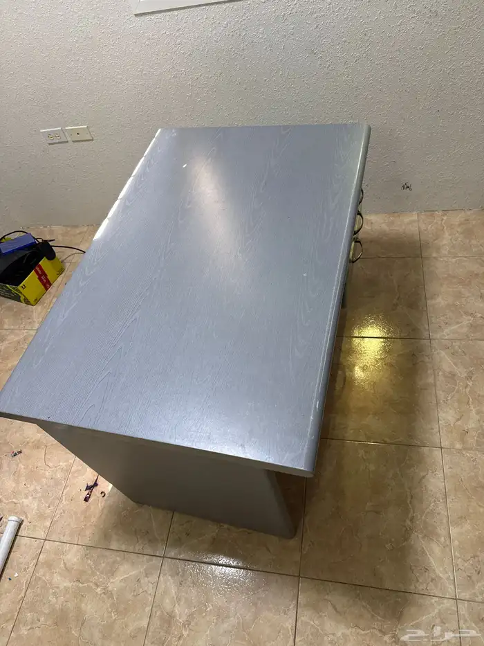 للبيع طاولة مكتب مكسور الدرج الاول بس البيع ب100 0