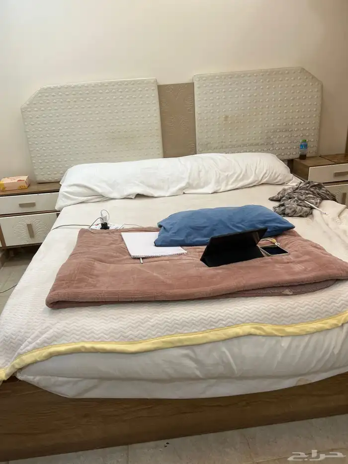 مكيف شباك5 وسرير مزدوج وتسريحة. وطاولة شاشه. وكنب حرف ال 4