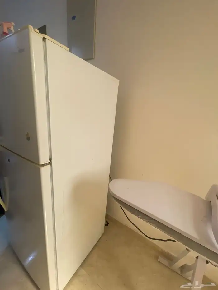 ثلاجه و طاولة طعام و كواية كهربائية 5