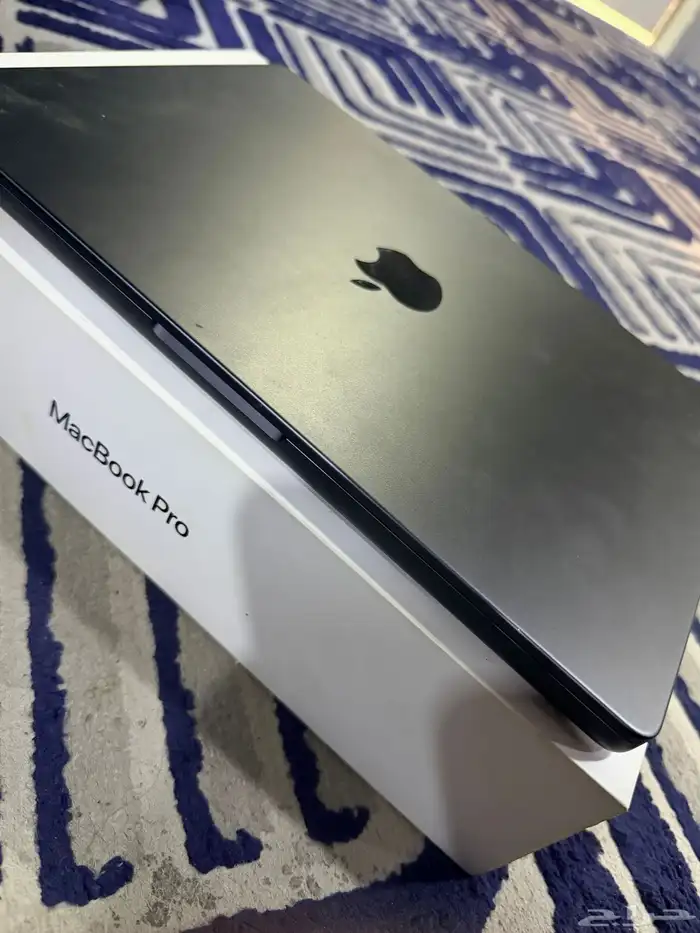 ماك بوك bro اسود M4 5