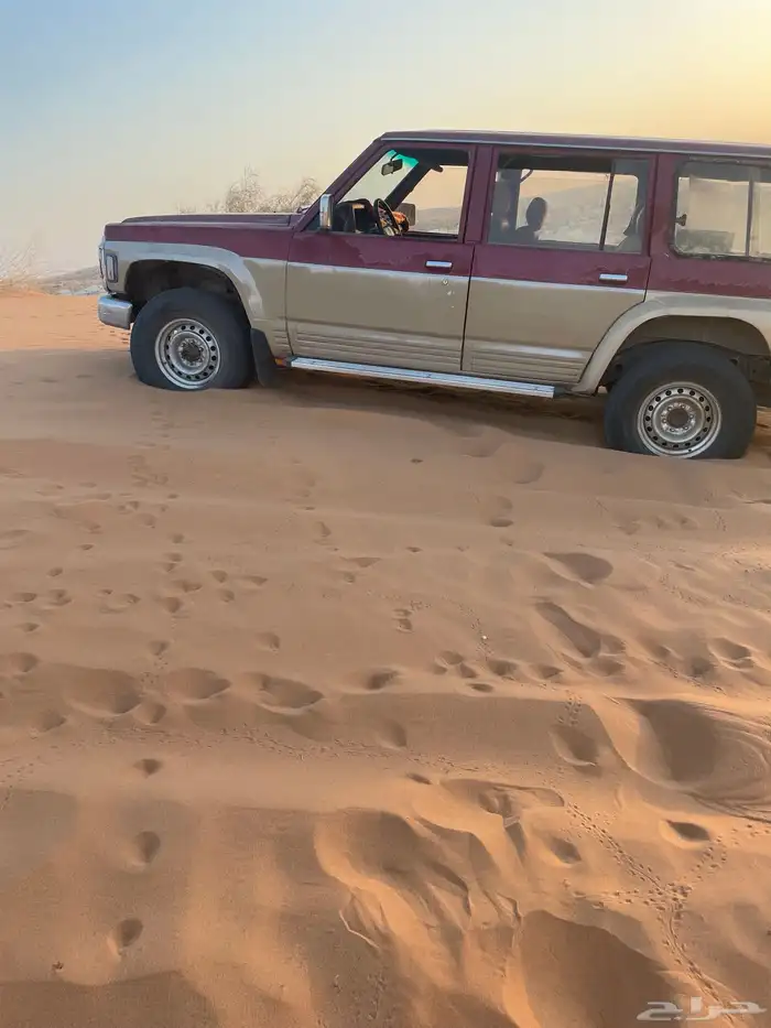 جيب سفاري92 محركته زينه وقف بضل البيت كل شي بلاده مكيف شغال 26