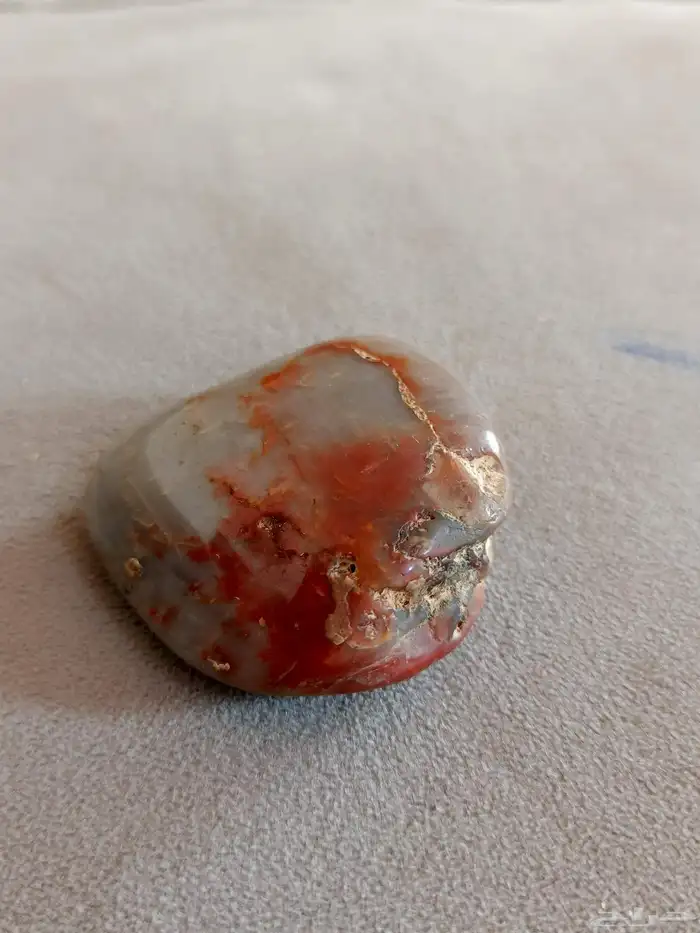 حجر غريب يتلامع وملمس ناعم جدا وكأن في داخله شي الموقع سأعلا 2