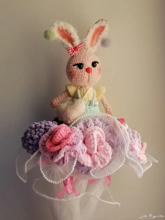 باقات ورد وعلى قواعد خشبية وهدايا من خيوط الصوف 4