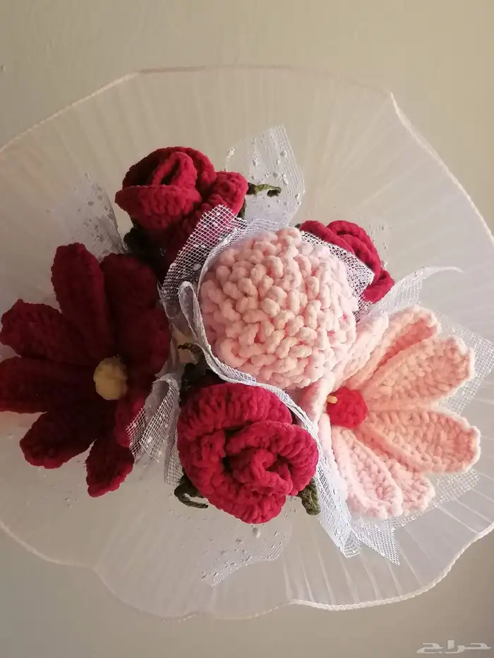 باقات ورد وعلى قواعد خشبية وهدايا من خيوط الصوف 1