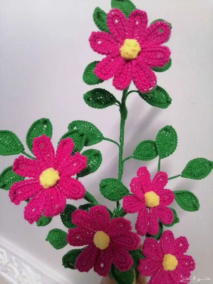 باقات ورد وعلى قواعد خشبية وهدايا من خيوط الصوف 8