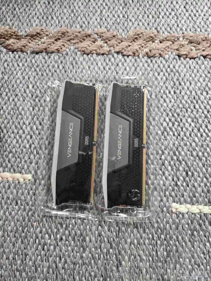 للبيع مذربورد Z790 ورامات DDR5 32GB 4