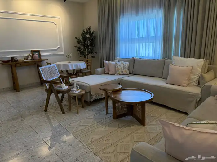 جلسة صالة أنيقة بطابع راق  وهادئ  السعر 3000 قابل للتفاوض 3