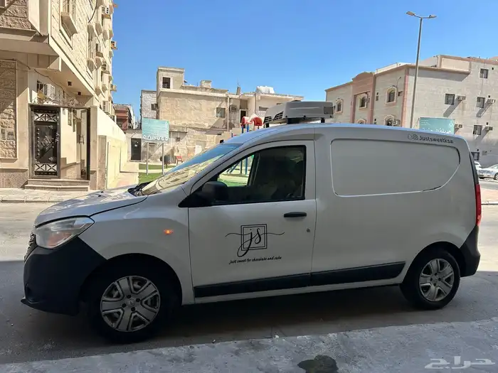سيارة رينو فان 9