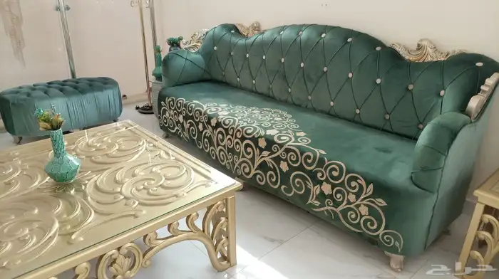 كنب عدد 2 بلون زيتي فخم مع زخارف راقية تضيف لمسة فخامة ل 4