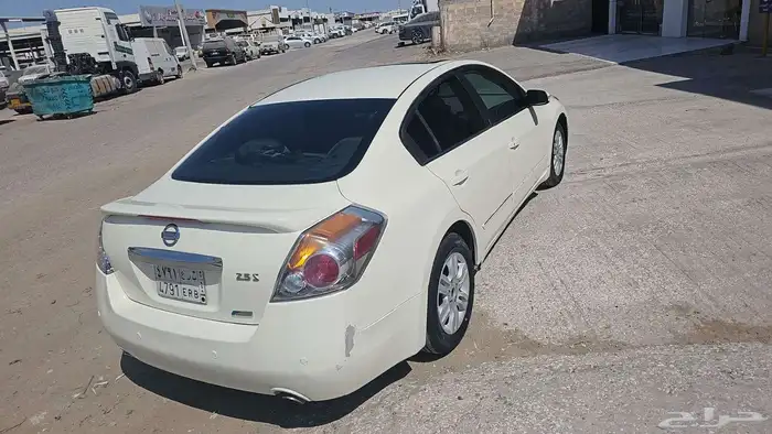 نيسان 4