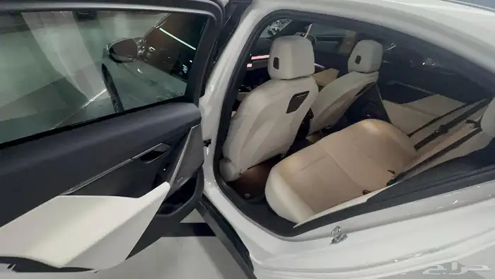 مملوكة لدي العصيمي قيد الشحن _ BMW 520i MKIT _ 2025 4