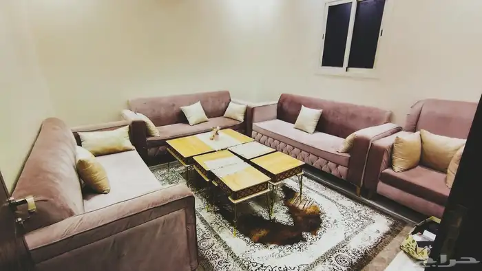 كنب تفصيل شبه جديد مع طاولات خدمة 0