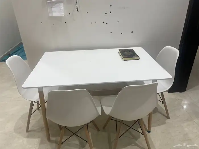ثلاجه و طاولة طعام و كواية كهربائية 0