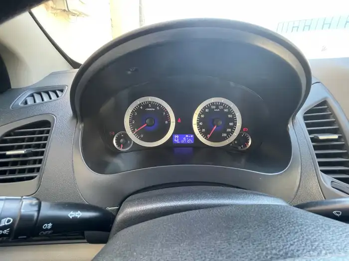 البيع سيارة نوع جيلي gc6 قير عادي 6
