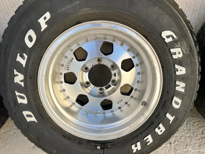 جنوط DAYTONA عرض 10 انش مع كفرات دانلوب شبه جديده مقاس 16 2