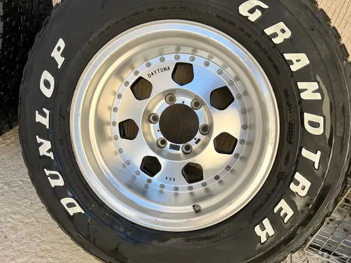 جنوط DAYTONA عرض 10 انش مع كفرات دانلوب شبه جديده مقاس 16 3