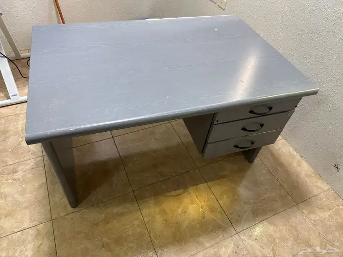 للبيع طاولة مكتب مكسور الدرج الاول بس البيع ب100 1