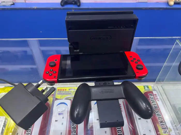 نيتندو سويتش مستعمل نظيف مع اغراضه الاصليه 2