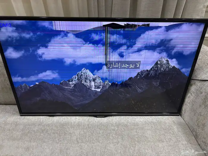 شاشة تلفاز مكسورة معها ريموت تحكم وسلك التشغيل 2