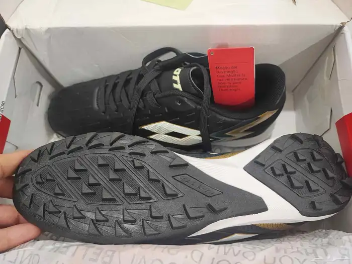 أحذية بوتات كرة قدم ماركة LOTTO جديدة أصلية مقاس41 و42 و43 7