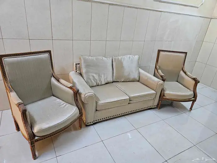 كنبة و 2 كرسي للبيع بحالة ممتازة 2