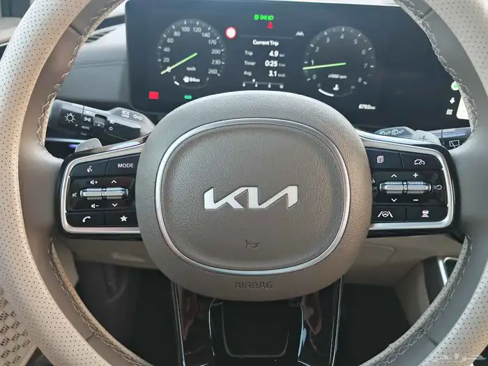 كيا كرنيفال 8