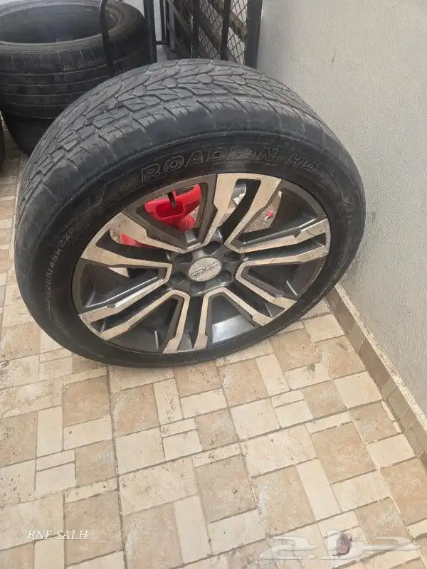 جنوط مع الكفرات مقاس 22. 5 حبات للبيع مستعجل 0