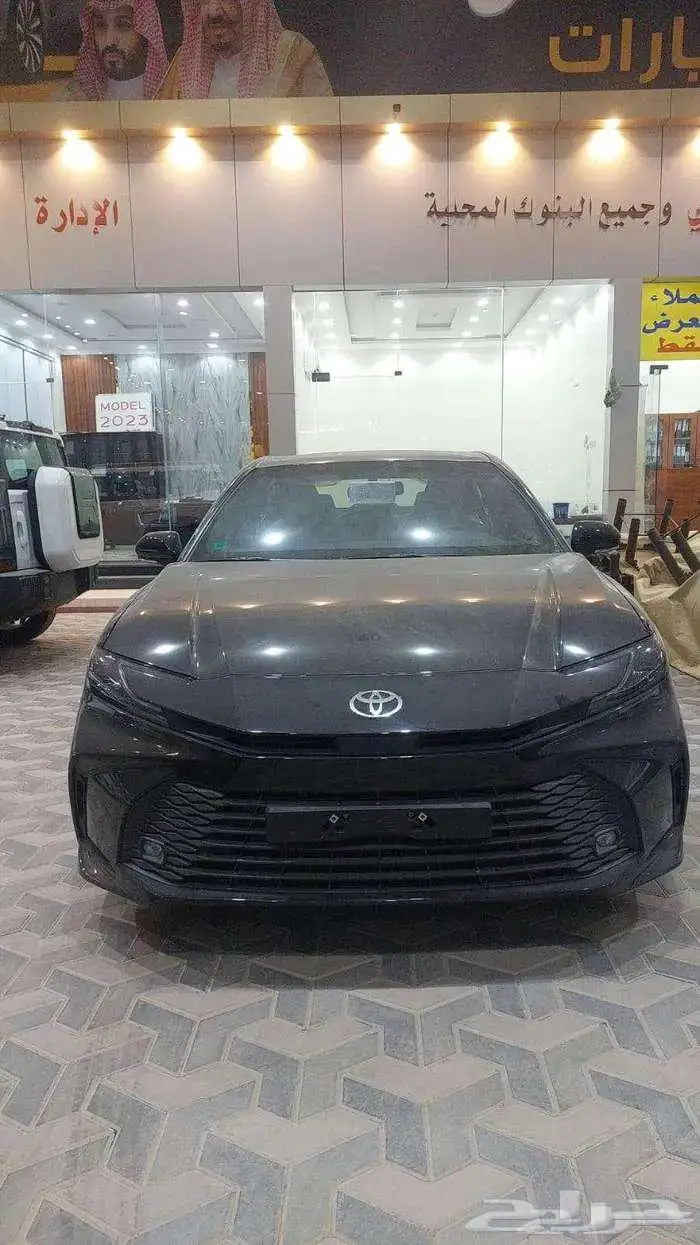 تويوتا كامري بنزين 2025 وارد الساير اسود 1