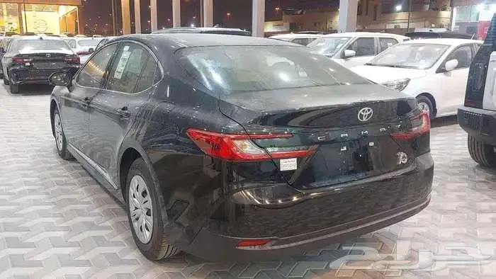 تويوتا كامري بنزين 2025 وارد الساير اسود 3