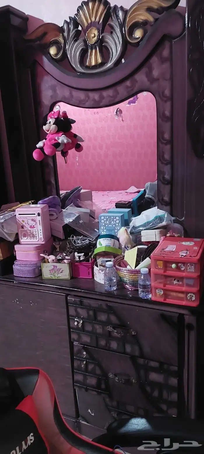 غرفة مكونة من سرير ودولاب كمدينة وكرسي 1