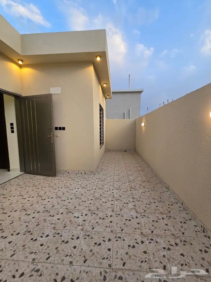 للبيع روف علوى مع ملحقVIPمدخل سياره من 650 ألف طريق الثمانين 27