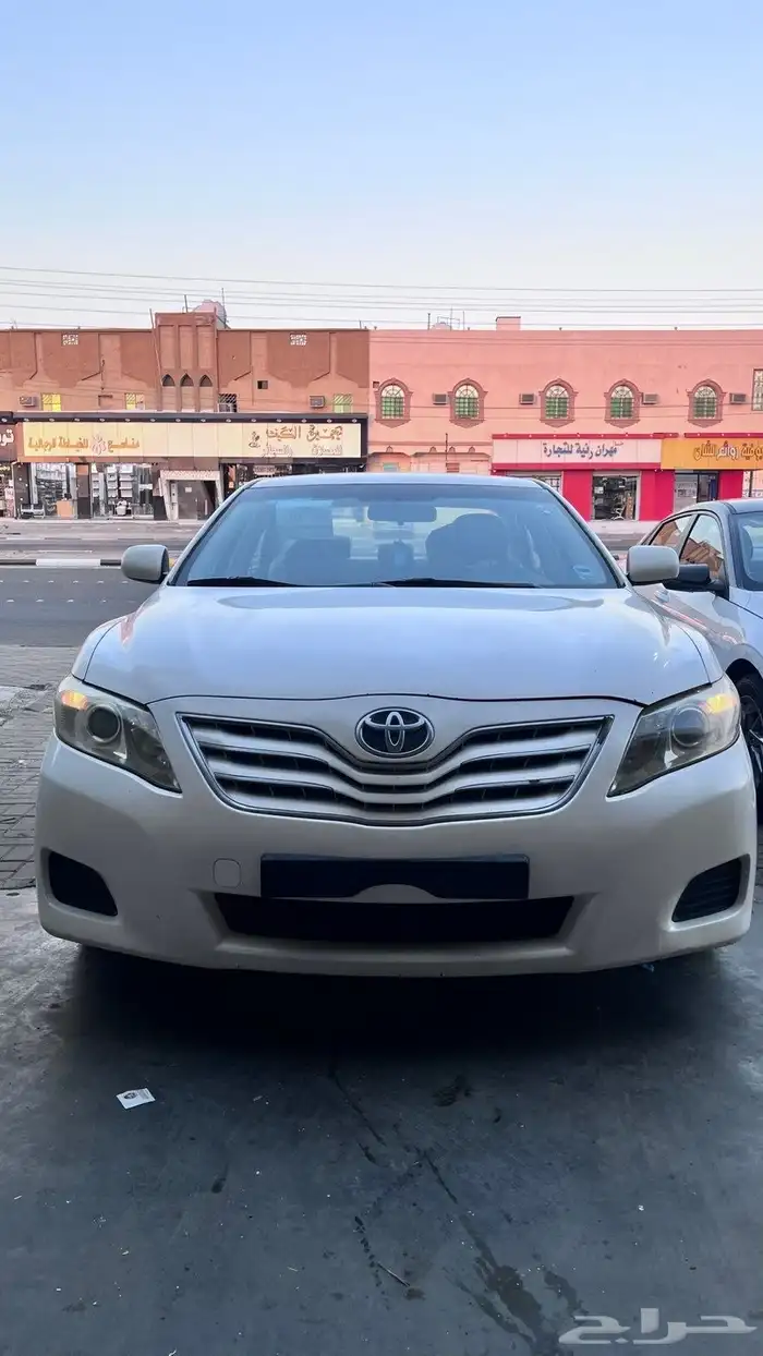 كامري موديل 2011 ابيض قير عادي 2